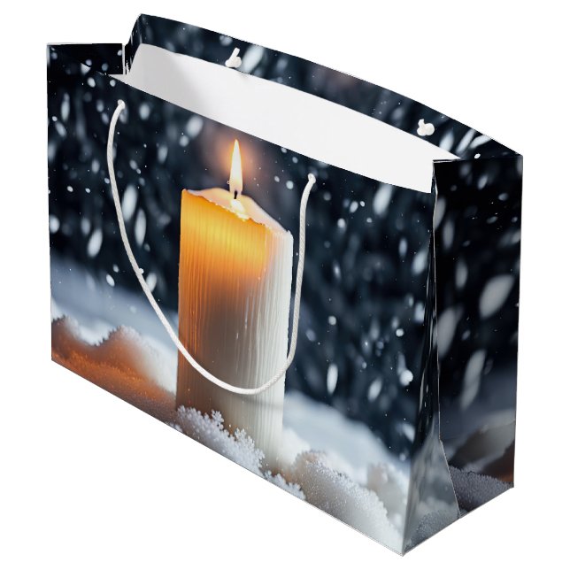Weihnachtskerze im Schnee Große Geschenktüte (Rückseite Schrägansicht)