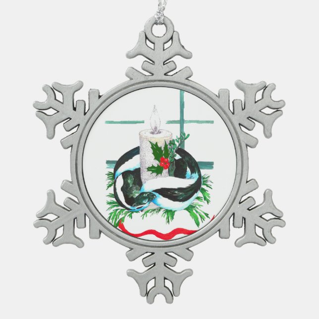 Weihnachtskerze mit Skunk Holly überzogen Schneeflocken Zinn-Ornament (Vorderseite)
