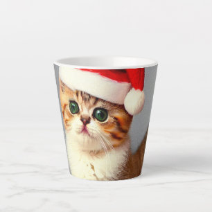 Weihnachtskitten in Weihnachtsmannmütze Milchtasse