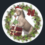 Weihnachtskleber Runder Aufkleber<br><div class="desc">Italienischer WeihnachtsDonkey Santa in einem Kranz-Urlaubsticker! Diese niedlichen Aufkleber sind mit einem Esel versehen, der eine Weihnachtsmannmütze trägt und in der Mitte eines Kranzes ein Geschenk guckt! Lieblich, und Spaß zusätzlich zu Ihrer Weihnachtsdekoration, Geschenke und Mailings, oder Ihre Aufkleberkollektion auch! Große kleine Geschenke auch für Familien und Freunde! Für mehr...</div>