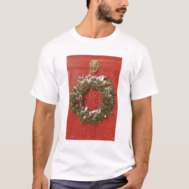 WeihnachtsKranz, der an einer Tür hängt T-Shirt (Vorderseite)