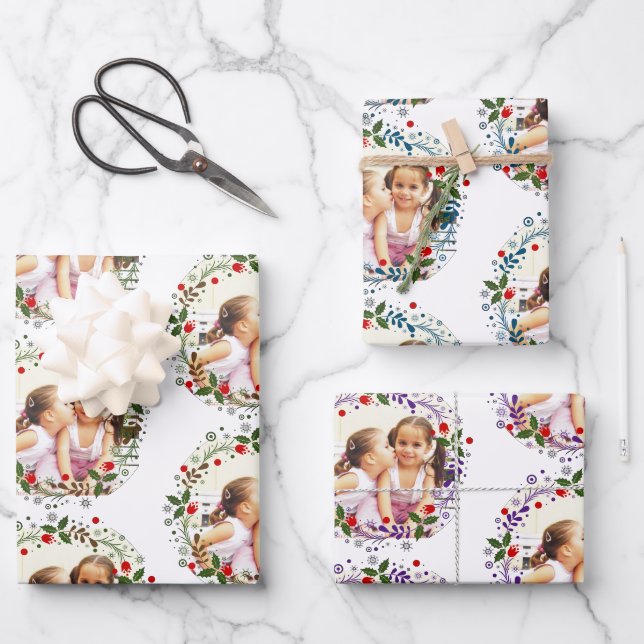 Weihnachtskranz in rotem, blauem und lila Foto Geschenkpapier Set (Vorderseite)