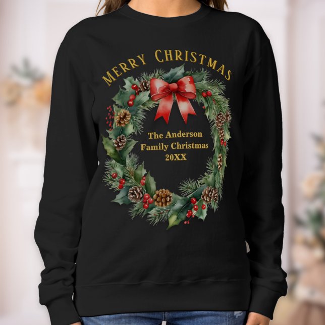 Weihnachtskranz Personalisiert Sweatshirt (A Christmas sweatshirt with rustic wreath of greenery, berries and red bow, and customizable text)