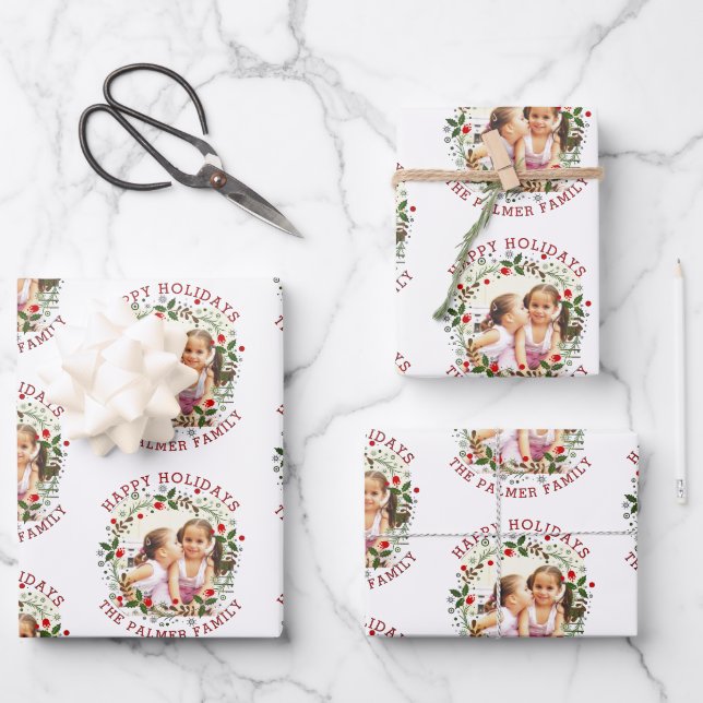 Weihnachtskranz und Rotes Happy Holidays Foto Geschenkpapier Set (Vorderseite)
