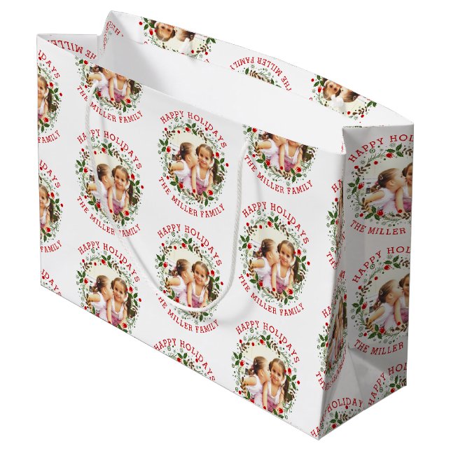 Weihnachtskranz und Rotes Happy Holidays Foto Große Geschenktüte (Rückseite Schrägansicht)
