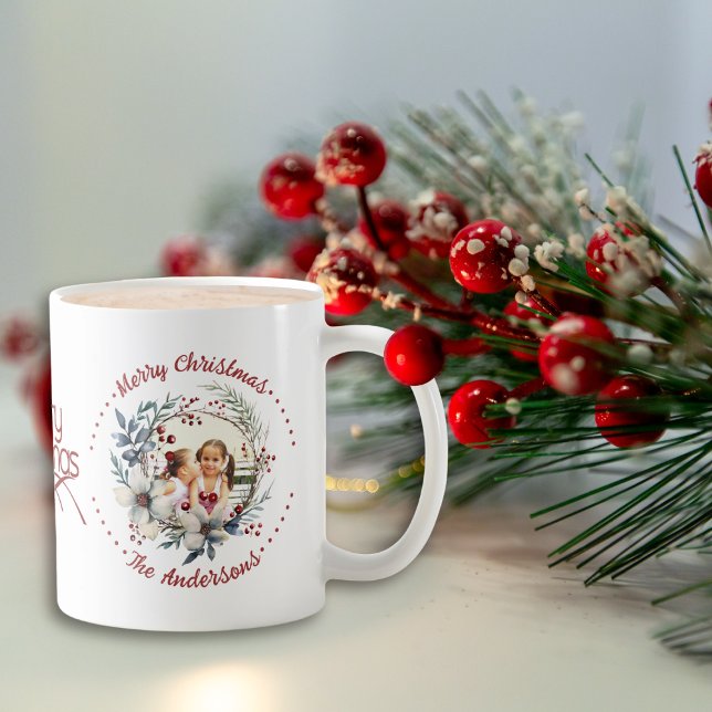 Weihnachtskranz, weiße Blume, Foto mit roten Beere Kaffeetasse (Von Creator hochgeladen)