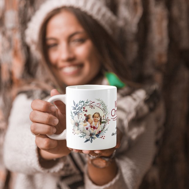 Weihnachtskranz, weiße Blume, Foto mit roten Beere Kaffeetasse (Von Creator hochgeladen)