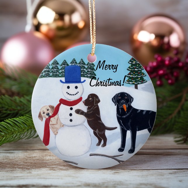 Weihnachtslabrador-Malerei-Schneemann Keramik Ornament (Christmas Labradors and Snowman Design Ceramic Ornament for Labrador Owners.  Whimsical Painting.)
