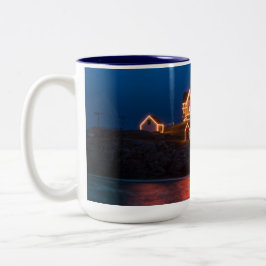 Weihnachtsleuchten im Leuchtturm Nubble in Maine Zweifarbige Tasse