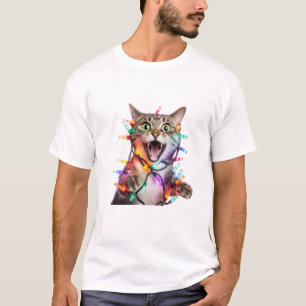 Weihnachtslichter der Katze, die sich im BaumURLAU T-Shirt
