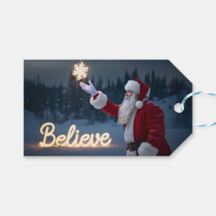 Weihnachtsmann hält leuchtende Schneeflocke Geschenkanhänger