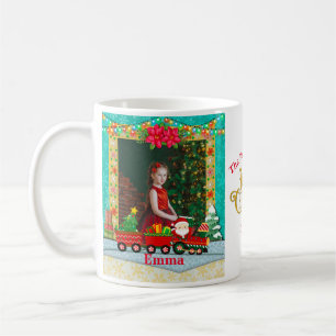 Weihnachtsmann im Zug mit Geschenken und Weihnacht Kaffeetasse