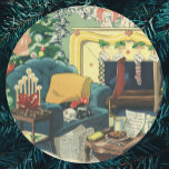 Weihnachtsmänner im Wohnzimmer Runder Aufkleber<br><div class="desc">Vintage Illustration Frohe Weihnachtsszene mit einem Innenraum eines Hauses. Ein Wohnzimmer mit einem geschmückten Weihnachtsbaum,  Strümpfe am Kamin,  ein Imbiss und ein Brief,  der für den Weihnachtsmann und die Haustiere (ein Kätzchen und ein Welpenhund) verlassen wird,  schliefen auf dem Sofa,  das für den Weihnachtsmann gewartet wurde.</div>