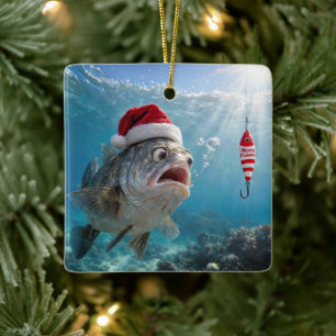 Weihnachtsmannmütze auf einem großen Fisch Keramikornament