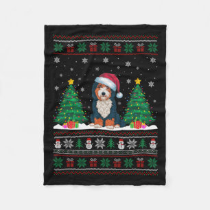 Weihnachtsmannmütze Bernedoodle Hund Weihnachtsbau Fleecedecke