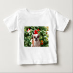 Weihnachtsmannmütze Bulldog Christmas Tree Snowman Baby T-shirt<br><div class="desc">Niedliches Bulldog Foto mit der Weihnachtsbaum Snowman Geschenkboxen im Hintergrund. Ein perfektes Geschenk für Weihnachten!</div>
