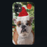Weihnachtsmannmütze Bulldog Christmas Tree Snowman Case-Mate iPhone Hülle<br><div class="desc">Niedliches Bulldog Foto mit der Weihnachtsbaum Snowman Geschenkboxen im Hintergrund. Ein perfektes Geschenk für Weihnachten!</div>