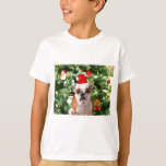 Weihnachtsmannmütze Bulldog Christmas Tree Snowman T-Shirt<br><div class="desc">Niedliches Bulldog Foto mit der Weihnachtsbaum Snowman Geschenkboxen im Hintergrund. Ein perfektes Geschenk für Weihnachten!</div>