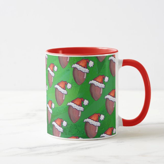 Weihnachtsmannmütze-Fußball auf Grün Tasse (Rechts)