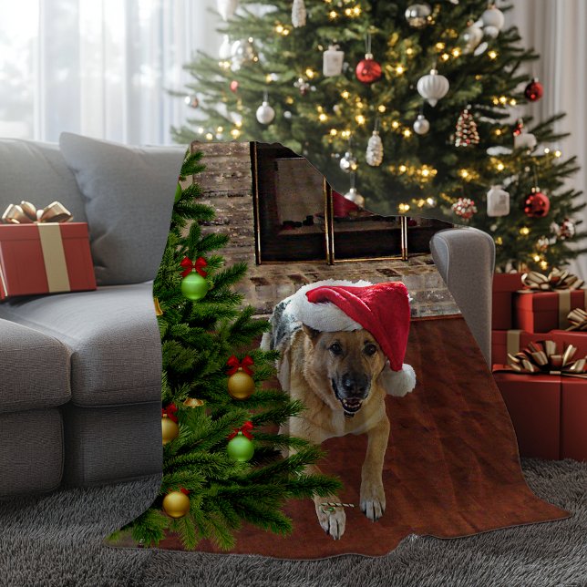 Weihnachtsmannmütze German Shepherd Dog by Christm Fleecedecke (Santa Hat German Shepherd Dog by Christmas Tree Fleece Blanket)