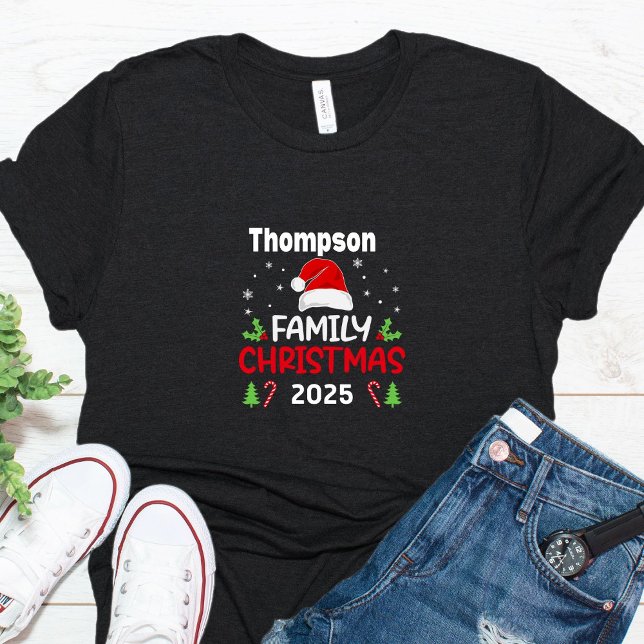 Weihnachtsmannmütze passt Familienname Jahr Weihna T-Shirt (Von Creator hochgeladen)