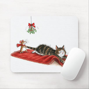Weihnachtsmaus zieht eine Katze unter dem Mistelzw Mousepad