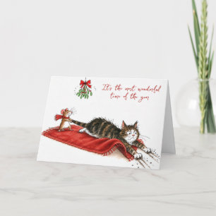 Weihnachtsmaus zieht eine Katze unter der Mistelzw Karte