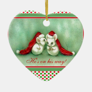 Weihnachtsmäuse mit roten Weihnachtsmannmützen im  Keramikornament