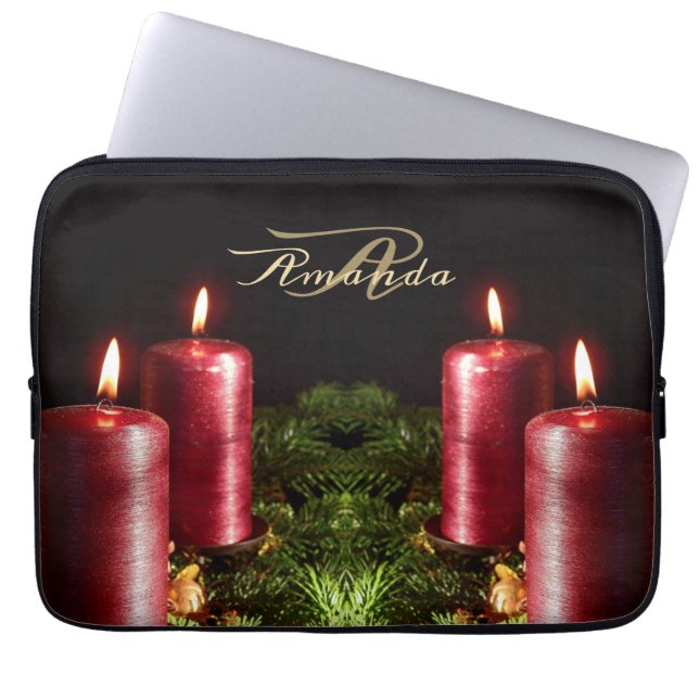 Weihnachtsmonogramm rote Kerzen Winterfeiertage Laptopschutzhülle (Vorderseite)