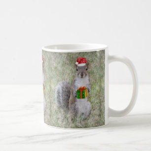 Weihnachtsniedliches Eichhörnchen mit dem Geschen Kaffeetasse