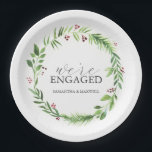 Weihnachtspapier-Teller Wasserfarbenkrez Pappteller<br><div class="desc">Feiern Sie die Jahreszeit der Liebe mit diesen Hochzeitszeitung-Tellern, mit der Phrase "Wir sind verlobt" in elegantem Drehbuch, umgeben von einem festlichen Kranz von Aquarellturlaub-Botanikalen. Diese Weihnachts- oder Winterhochzeiten-Teller bieten eine Touch rustikalen Charmes und saisonalen Stil für Ihre Verlobungsfeier. Eine schöne und praktische Ergänzung zu Ihrem Fest. Entdecken Sie weitere...</div>