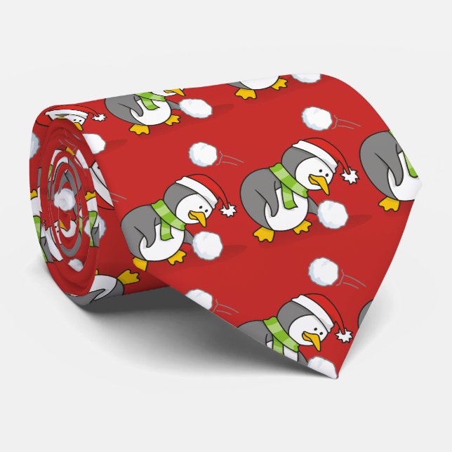 Weihnachtspinguin bekommt eine Schneeball Krawatte (Gerollt)