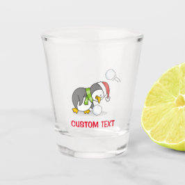 Weihnachtspinguin bekommt eine Schneeball Schnapsglas