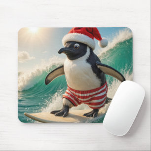 Weihnachtspinguin, der auf einer Meereswelle surft Mousepad