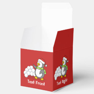 Weihnachtspinguin mit Schneebälle schwingen Geschenkschachtel