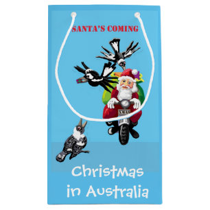 Weihnachtspostbote bei der Geschenkverteilung Kleine Geschenktüte