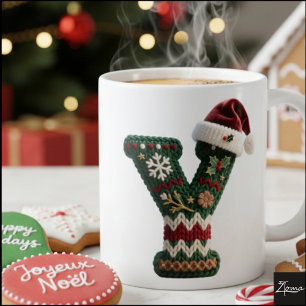 Weihnachtspullover mit Strickmuster und Buchstabe Kaffeetasse