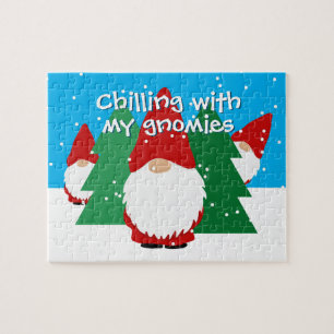 Weihnachtsrätsel des Kindes mit lustigen roten Gno Puzzle