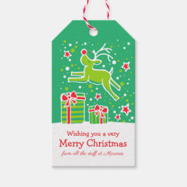 Weihnachtsrentiere, die über Geschenke grün rot sc Geschenkanhänger