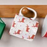 Weihnachtsrentiere. Rotes Waldtiermuster Kaffeetasse<br><div class="desc">Weihnachtsrentiermuster Tasse für den Winterurlaub.</div>