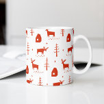 Weihnachtsrentiere. Rotes Waldtiermuster Kaffeetasse<br><div class="desc">Weihnachtsrentiermuster Tasse für den Winterurlaub.</div>