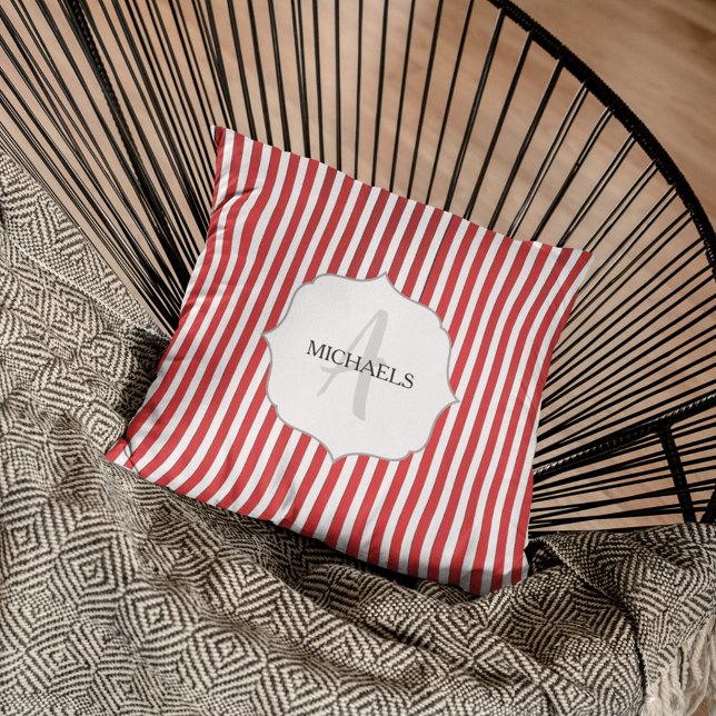 Weihnachtsrot und Personalisierte Monogramm Kissen (Whimsical candy cane striped cute simple monogram throw pillow.)