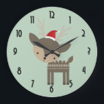 Weihnachtsrotwild mit rote große wanduhr<br><div class="desc">Eine Uhr mit einer niedlichen Waldrotwildillustration,  die eine rote Weihnachtsmannmütze - Hipsterart trägt. Set auf einem retro grünen Hintergrund.</div>