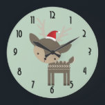 Weihnachtsrotwild mit rote große wanduhr<br><div class="desc">Eine Uhr mit einer niedlichen Waldrotwildillustration,  die eine rote Weihnachtsmannmütze - Hipsterart trägt. Set auf einem retro grünen Hintergrund.</div>