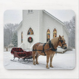 Weihnachtsschlitten mit Pferden vor einer Kapelle  Mousepad