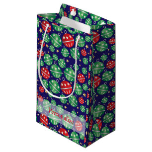 Weihnachtsschmuck auf einem dunkelblauen Hintergru Kleine Geschenktüte