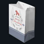 Weihnachtsschmuck, Blattwerk und Tiere Mittlere Geschenktüte<br><div class="desc">Niedliche Weihnachtsschmuck mit fröhlicher Weihnachtstypografie,  Blattwerk und niedlichen Vögeln. Hellblaugraue und rostrote Farbtöne auf weißem Hintergrund. Cool modernes Design.</div>