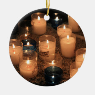 Weihnachtsschmuck mit stimmungsvoller Kerze
