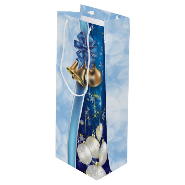 Weihnachtsschmuck, Schneeflocken und Bokeh Geschenktüte Für Weinflaschen (Vorderseite Schrägansicht)