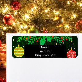 Weihnachtsschmuck und Grünpflanzen